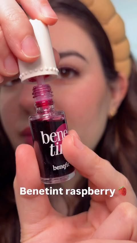 Instagram post by @espressoandmakeup for Benefit Cosmetics. Caption reads: [...] from 2025 into 2026 🌺🍓

@benefitcosmetics....