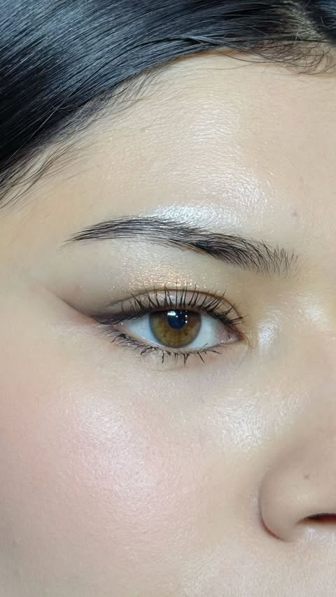 Instagram post by @makeupteca for Flower Knows. Caption reads: [...] uso el delineador de @flowerknows_global .....