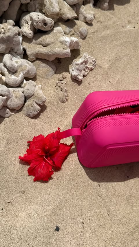 Instagram post by @leonorstomas for American Tourister. Caption reads: GRWM at the beach with @americantourister_pt 🌺🩵....