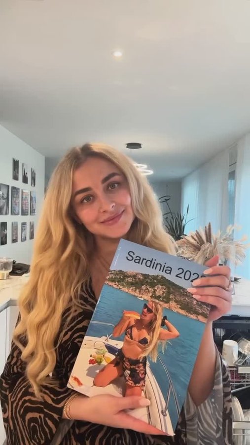 Instagram post by @_anasteline_ for ifolor. Caption reads: [...]  that‘s why I made a photobook from @ifolor....