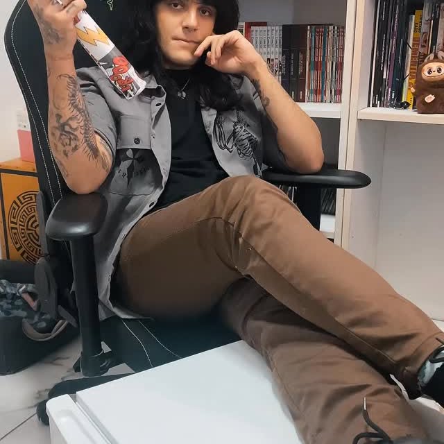Instagram post by @opabloloyo for Shopee. Caption reads: Obg @shopee_br mais um motivo pra eu não sai do....