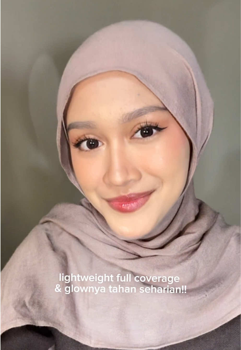 TikTok post by @bknfaza for Make Over. Caption reads: pake ini muka auto glowing seharian ✨👯 #Makeover....