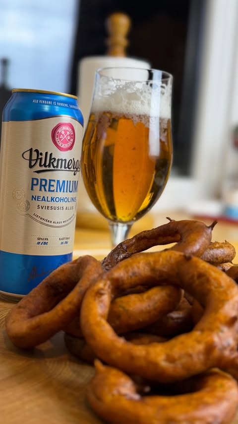 Instagram post by @illegal.food.bites for Vilkmergės Nealkoholinis alus. Caption reads: [...] skanus užkandis ir Vilkmergės nealkoholinis....