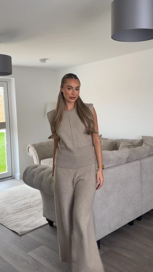 Instagram post by @megan_iveyxx for Rebellious Fashion. Caption reads: Living for this set 💫 

Full outfit....