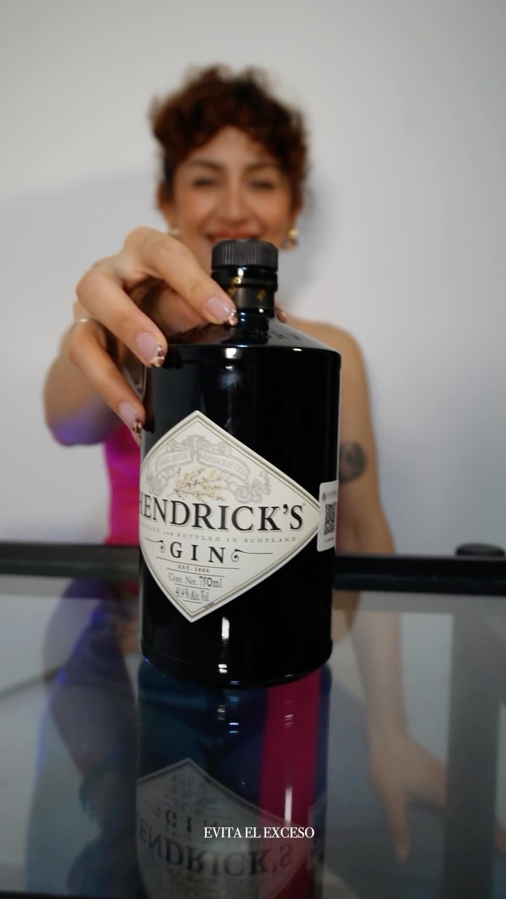 Instagram post by @bfosh for HENDRICK'S GIN. Caption reads: Es octubre, pero el verano sigue con....