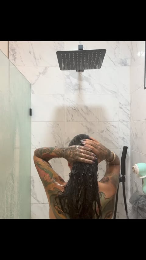 Instagram post by @magdabueno for Odele. Caption reads: [...] my silver hair with me 🚿🤍 I’m using Odele....