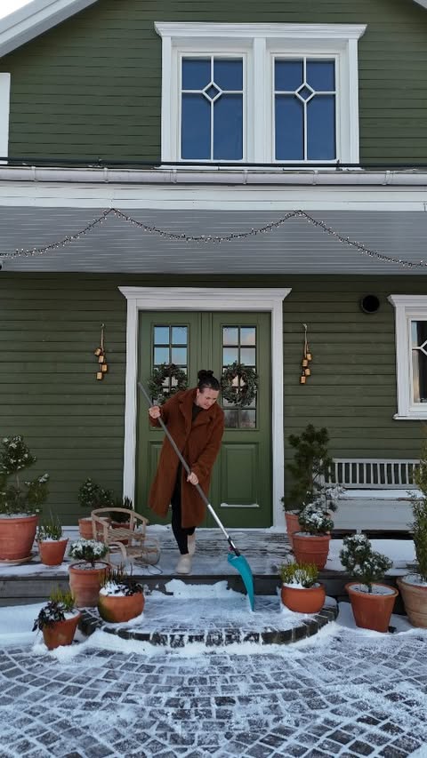 Instagram post by @grow.green.home for GARDENA Latvia. Caption reads: Vai Tu gaidīji sniegu? ❄️ Es gaidīju 👋🏻 ⛄🛷🏂🏻....