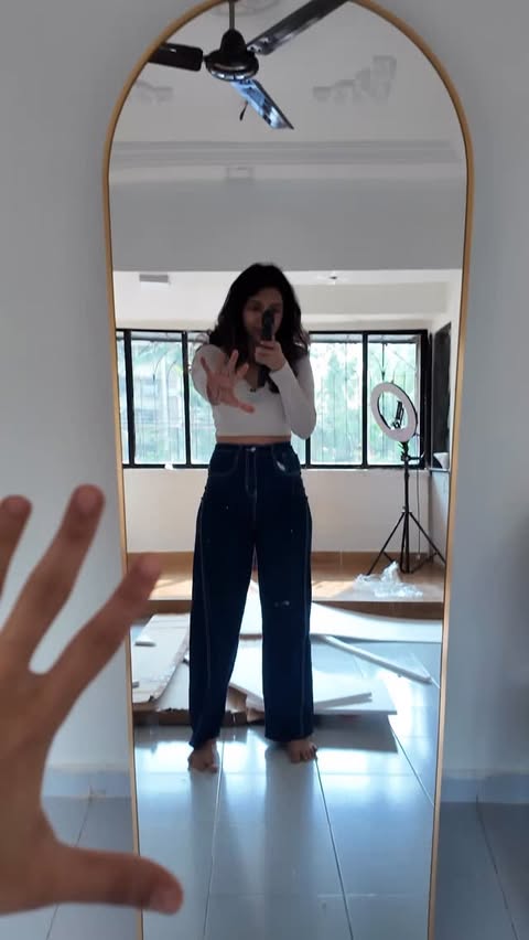 Instagram post by @niswoman for The Artment. Caption reads: Masti wali unboxing yo!
-vista frame floor....