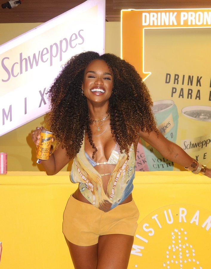 Instagram post by @jesoares for Schweppes Brasil. Caption reads: E hoje foi dia de cobertura de “Sorriso Maroto, As....