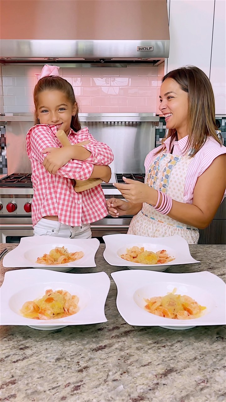 Instagram post by @adamarilopez for WeightWatchers. Caption reads: Si algo quiero que @alaia aprenda, ¡es a amar la....