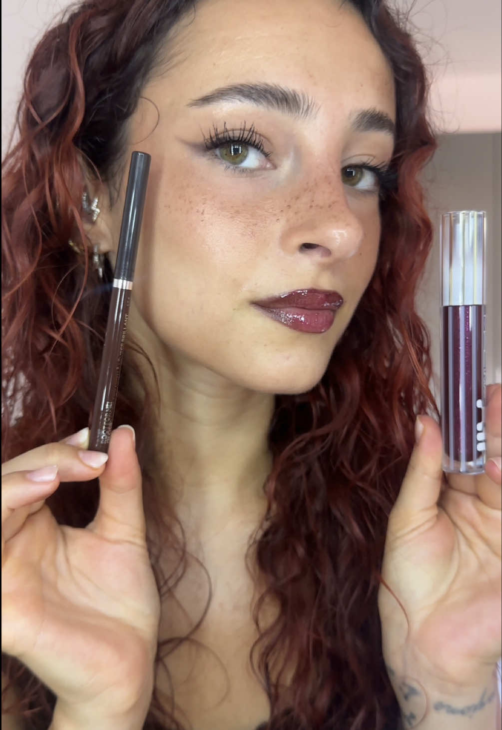 TikTok post by @alessiamorellii1 for maccosmetics. Caption reads: Sblocca il tuo livello massimo di gloss: lipcombo....