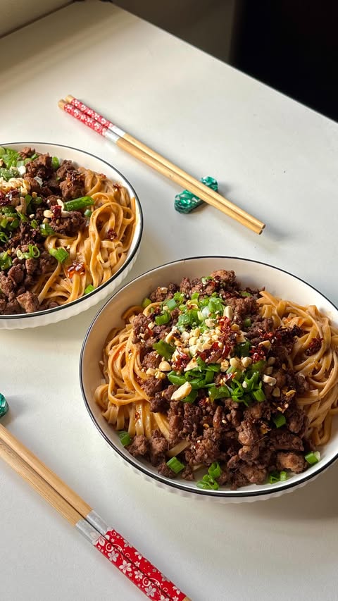 Instagram post by @polosjunkjournal for Licious. Caption reads: Chicken Dan Dan Noodles🍜

A bowl of saucy,....