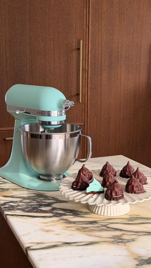 Instagram post by @sabrinastavenjord for Best Buy. Caption reads: [...] KitchenAid mixer exclusviely at....