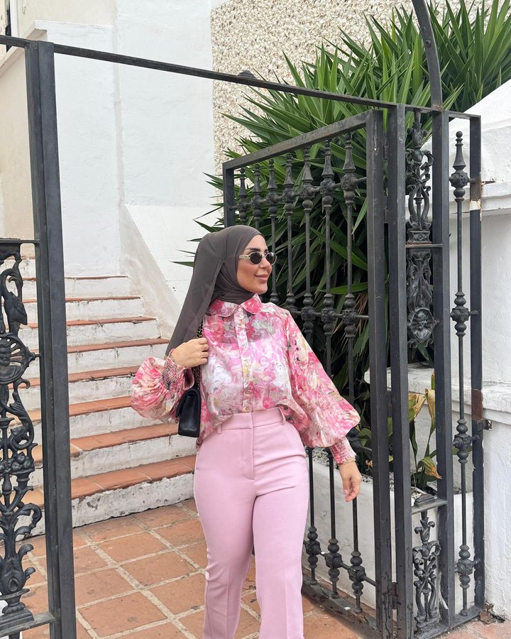 Instagram post by @queenfeyli for Ellos. Caption reads: Photodumps of the day 📸🍦💕🇪🇸🍰☕️.