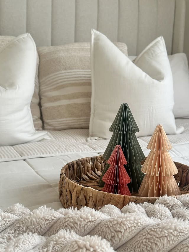 Instagram post by @_houseofgray for Soak & Sleep. Caption reads: ꜱᴀɴᴛᴀ, ᴅᴏɴ’ᴛ ᴍɪɴᴅ ᴍᴇ…
I’ll be right here wrapped....