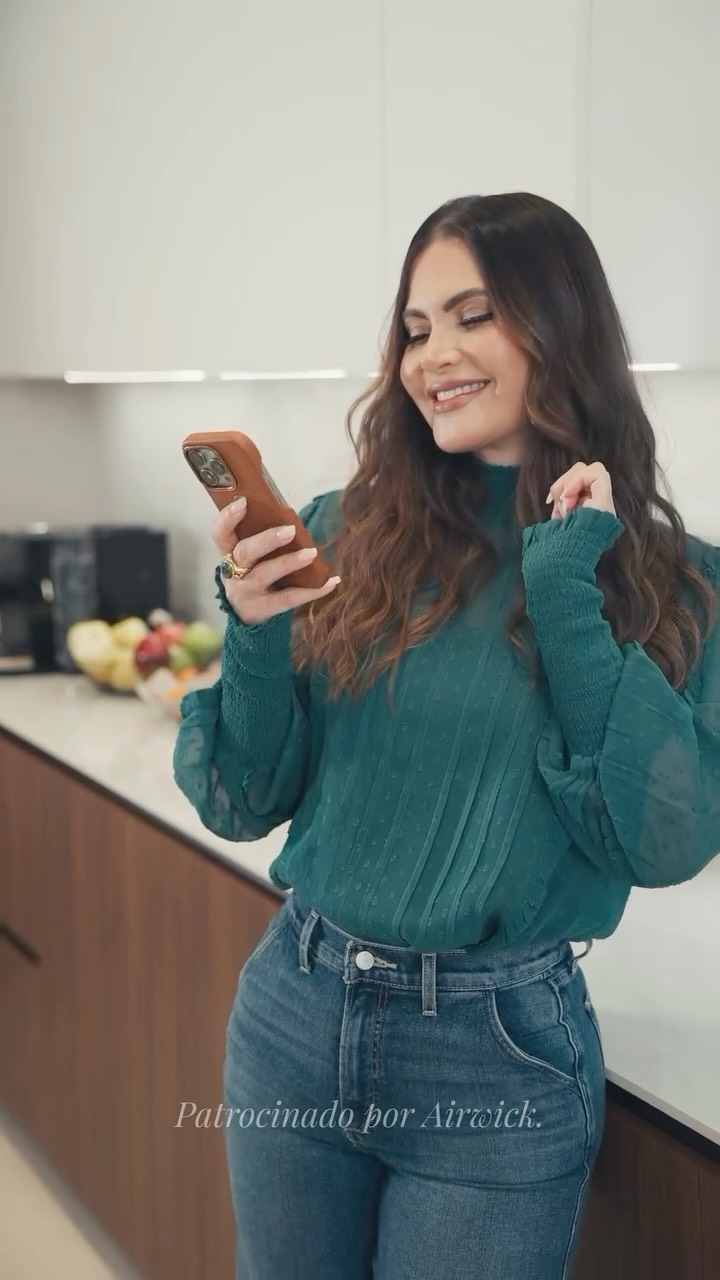 Instagram post by @chiqui_delgado for Air Wick US. Caption reads: Mis raíces viven en cada rincón de mi hogar. ¿Qué....