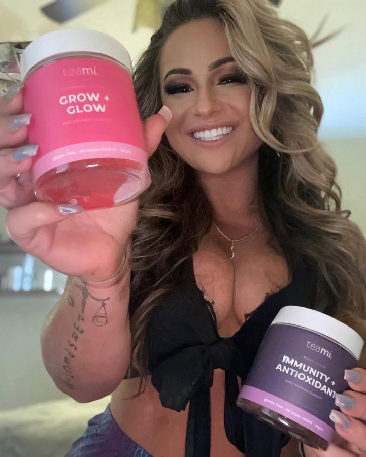 Instagram post by @renaflaccofit for Teami Blends. Caption reads: [...] 💤Sleep+Distress @teamiblends Link in bio....
