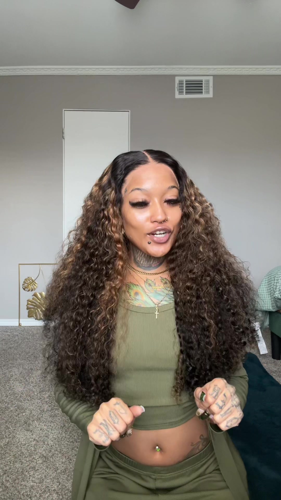 TikTok post by @thesundaye for Amanda Hair. Caption reads: Hair from: @AmandaHair Official  TAPDACARTBABE....