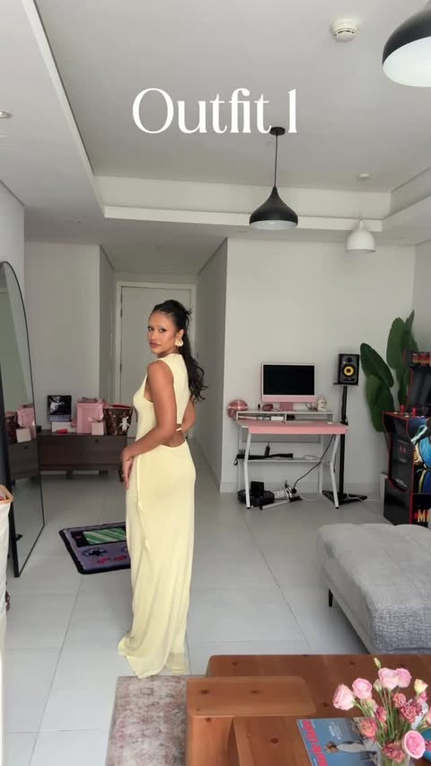 Instagram post by @itsgee.al for Meshki. Caption reads: دلع بنكهة @meshki 🤭💛 

#tryonhaul #fashion [...].