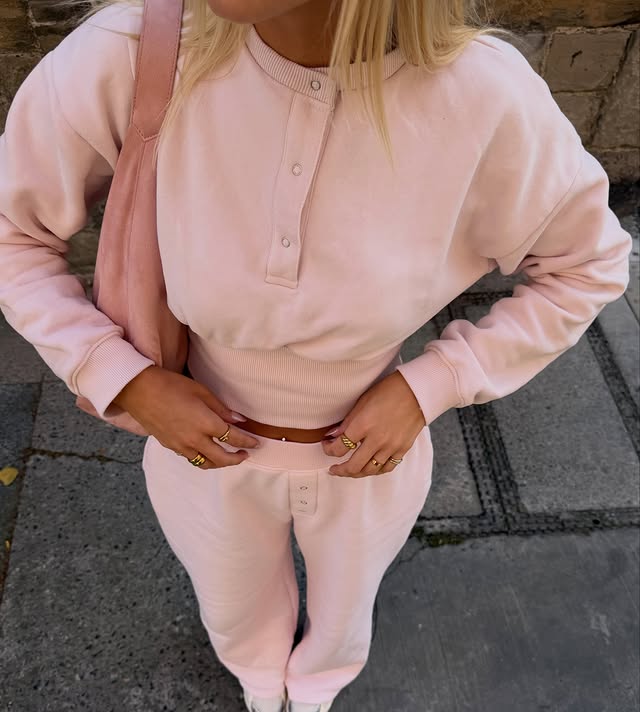 Instagram post by @eve337 for Metapic. Caption reads: Pink , always 🎀 @metapic.ie @prettylittlething ad.