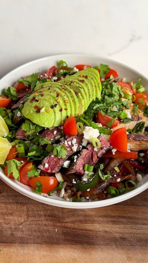 Instagram post by @alexawhatsfordinner for Ziploc. Caption reads: #ZiplocPartner One of my best bowl recipes to....