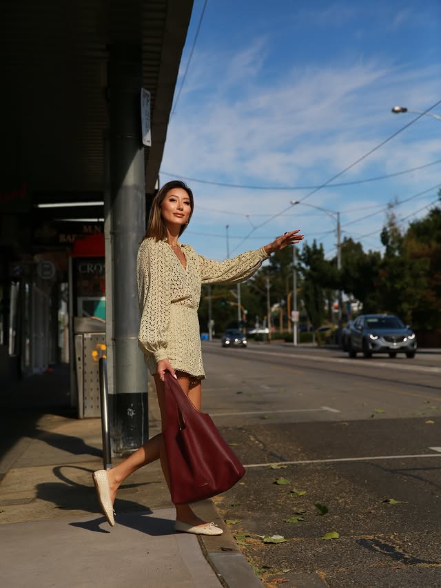 Instagram post by @jessieli for Sam Edelman. Caption reads: [...] perfect blend of chic and comfort!....