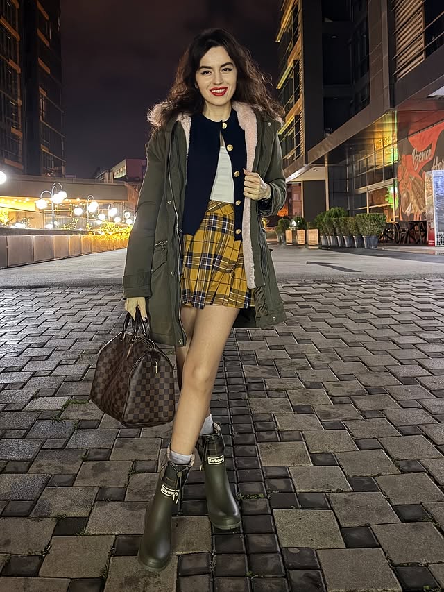 Instagram post by @nevasamanci for BERSHKA. Caption reads: Yürüyüş modunda…✨☔️ #reklam.