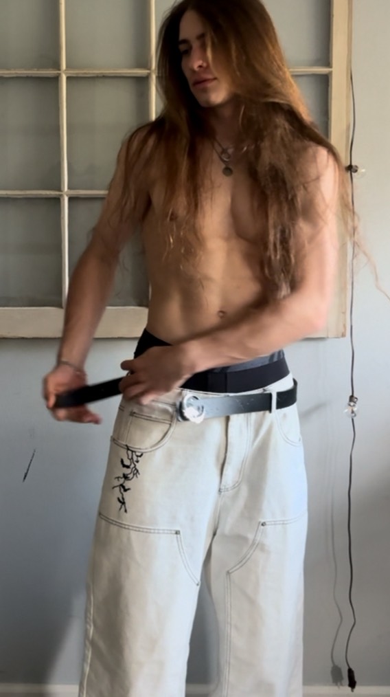 Instagram post by @lightswitchturnedmeon for POIZON. Caption reads: GRWM for a night in New York City

FREE legit....