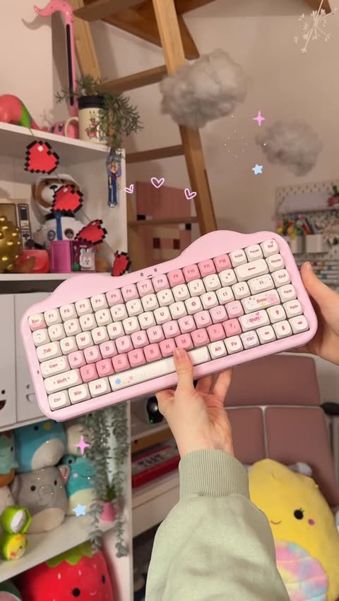 Instagram post by @celynhaf for Yunzii. Caption reads: [...] a CAT CAKE keyboard! 🍰 #ad #unboxing....