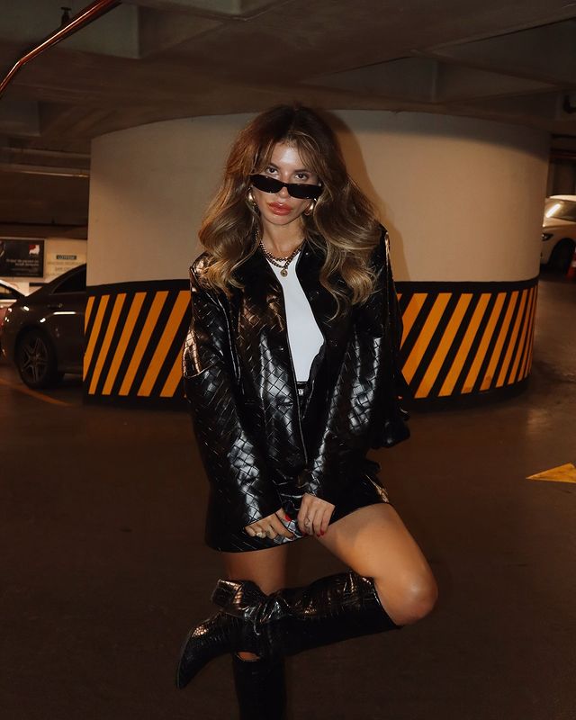 Instagram post by @idilnazkaluc for Juste Studio. Caption reads: ⚡️🖤 #reklam.