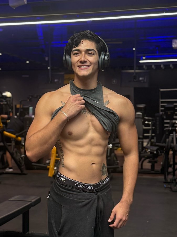 Instagram post by @marcoliciousbby for SOUNDPEATS. Caption reads: @soundpeats.latam 🔥🔥
.
.
.
.
.
.
.
.
.
.
#fyp....