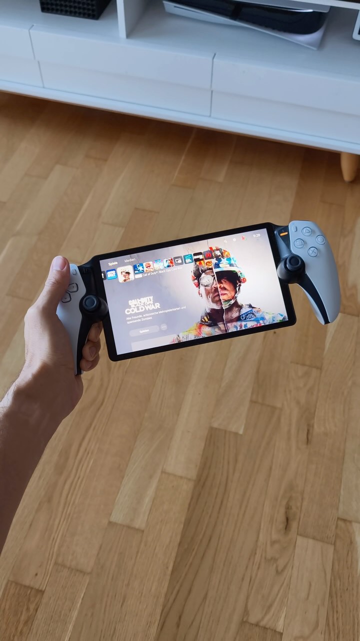 Instagram post by @iknow.mp4 for PlayStation DACH. Caption reads: #ASTROBOT auf der PlayStation Portal fühlt sich....