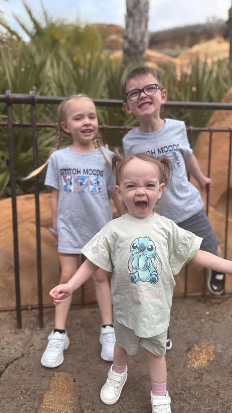 Instagram post by @lafamillelandry for Disney Parks. Caption reads: [...] à Magic Kingdom✨ 

@waltdisneyworld....