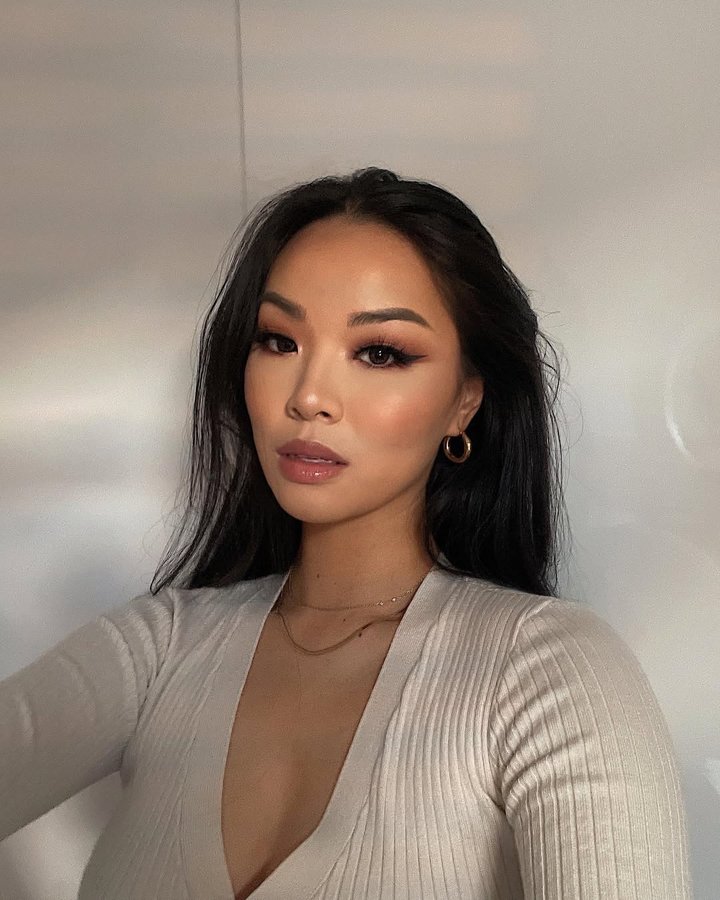 Instagram post by @kathryynn for Hey Harper. Caption reads: [...] of spring 🌼 

All accessories from....