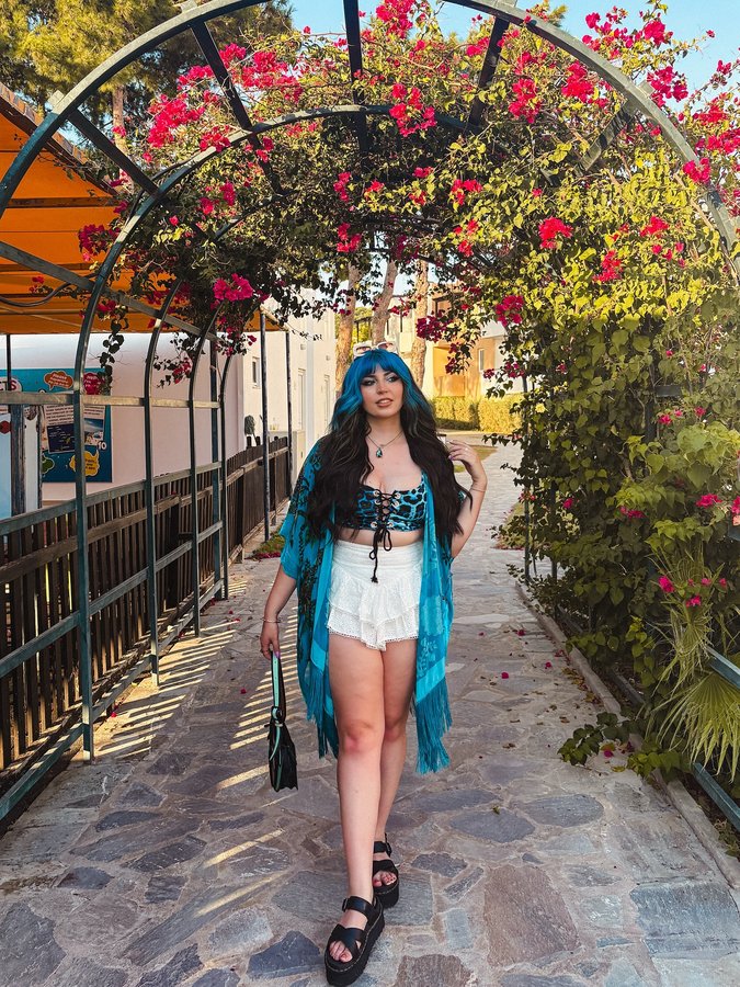 Instagram post by @xofranklin for JumpFromPaper. Caption reads: [...] 
shoes: @drmartensofficial 
bag:....