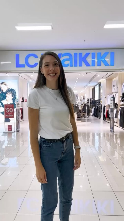 Instagram post by @mervemelekmutlu for LC Waikiki. Caption reads: Akıllı alışverişte bu sezonun trendi LC Waikiki....