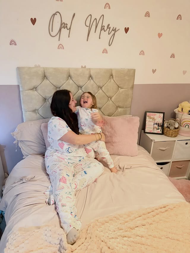Instagram post by @theholsedit for Sonno Beds. Caption reads: [...] absolutely loving her new bed from....