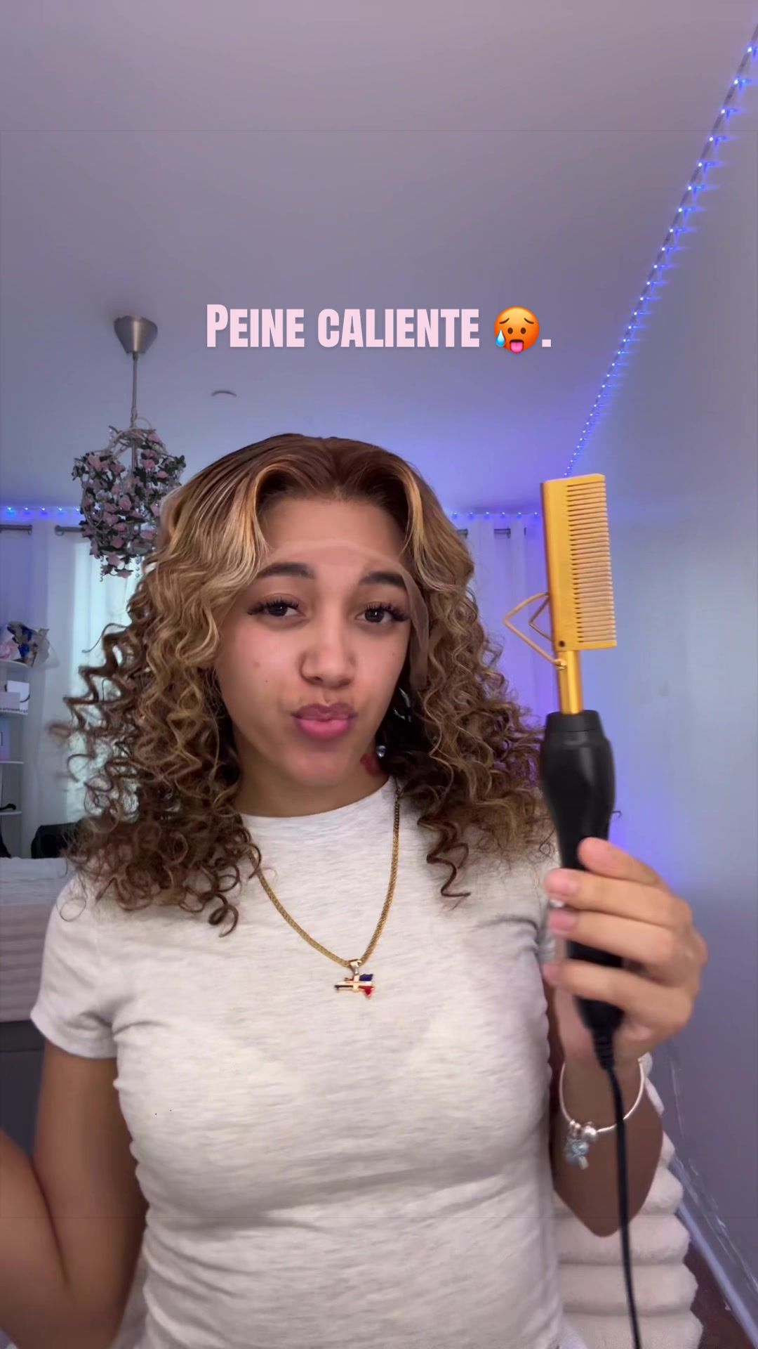 TikTok post by @sisoyprincesa25_2 for Goiple Care. Caption reads: Kit para peluca , con peine caliente incluido....