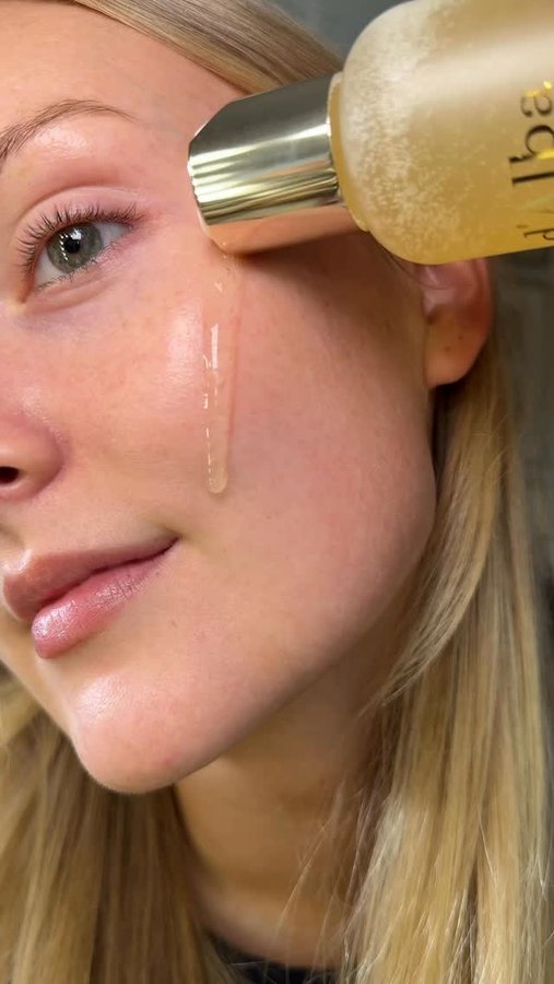 Instagram post by @annaannora_ for dalbaglobal. Caption reads: This d’Alba Vita Toning Serum Toner hydrates your....