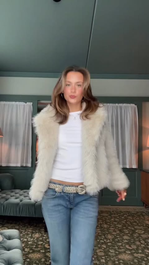 Instagram post by @lillyandrine for Subdued. Caption reads: Annonse// @subdued in my 🤍

#subdued #outfit....