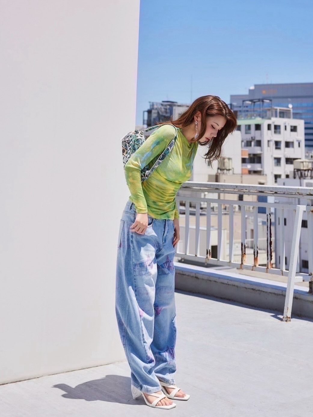 Instagram post by @riisa1018naka for Desigual. Caption reads: タイダイのトップスにグラフィックデニムで今日の気分も服もカラフルに🌈✨
バッグも総柄で可愛くてこの....