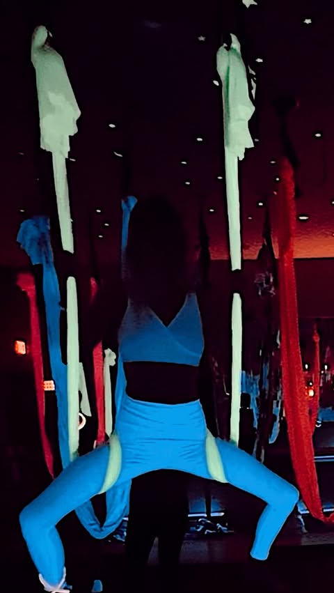 Instagram post by @trendyambitiousblonde_ for Ringling. Caption reads: ✨GIVEAWAY✨ The @ringling Circus is coming to....