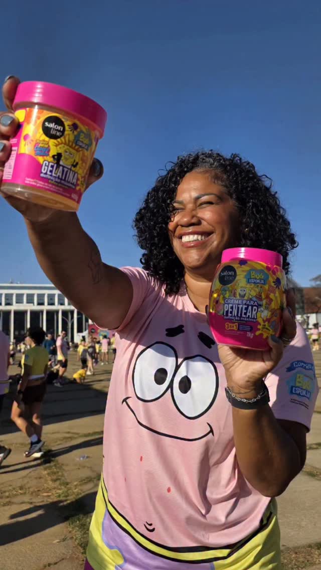 Instagram post by @alineaurea for #todecacho. Caption reads: Quando sua motivação para correr são os....