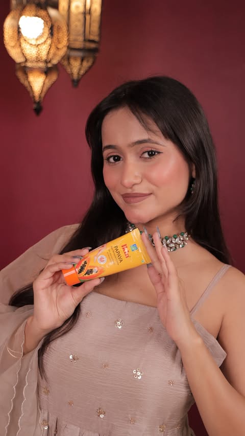 Instagram post by @ishuka.a for Astaberry. Caption reads: [...] your hair removal game is sorted ✨💃....