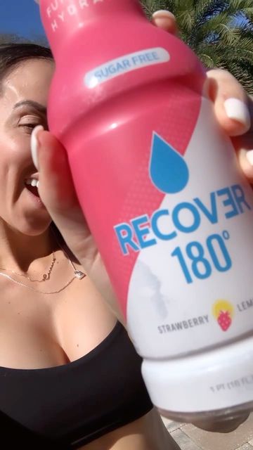Instagram post by @chelseaagreen for DrinkRecover. Caption reads: Starting 2022 off RIGHT with @drinkrecover 💦💪🏼....