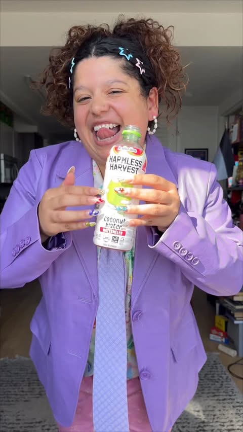 Instagram post by @siranda_manchez for Harmless Harvest. Caption reads: fits fueled by @harmlessharvest 🌴✨....