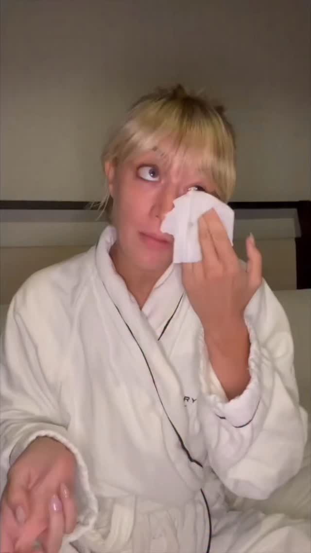 Instagram post by @chelseafrei for Ozlo Sleep. Caption reads: my secret to sleep 😴 💤 ily @ozlosleep #ad.