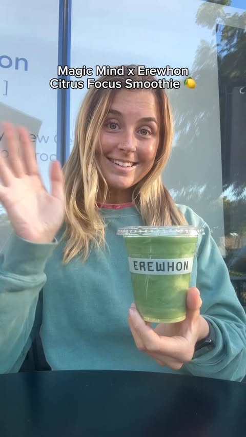 Instagram post by @eatswithkelsie for Magic Mind. Caption reads: the perfect smoothie to start the year!!!🍋💚😍.