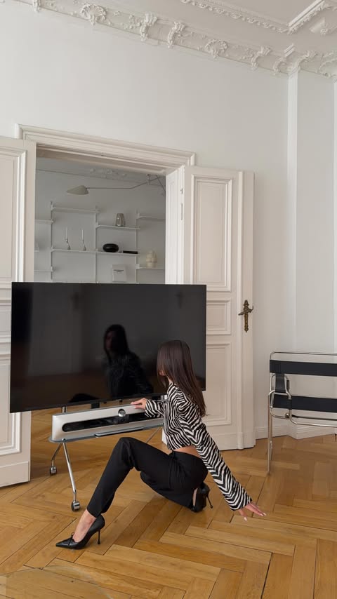 Instagram post by @azoiteiamanda for Bang & Olufsen. Caption reads: the @bangolufsen soundbar transforms any room into....