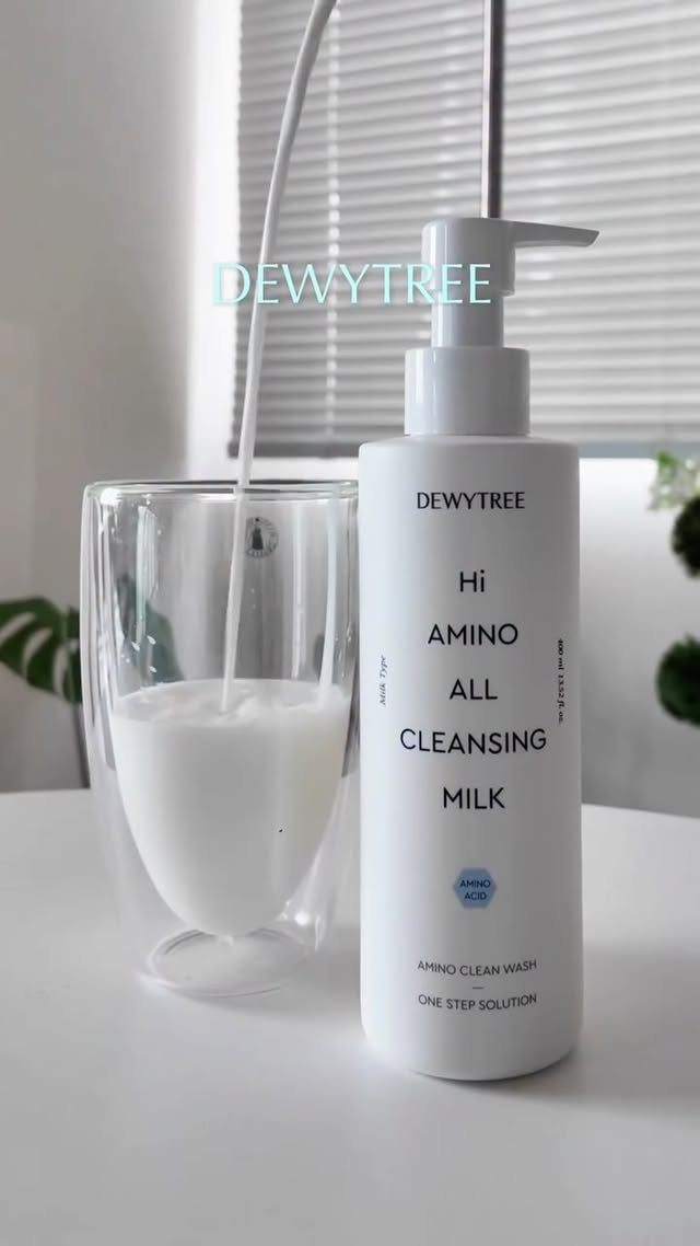 Instagram post by @_emeryou_ for Dewytree. Caption reads: DEWYTREE🥛🌱 @dewytree_japan ACディープ跡カーミングマスク [...].